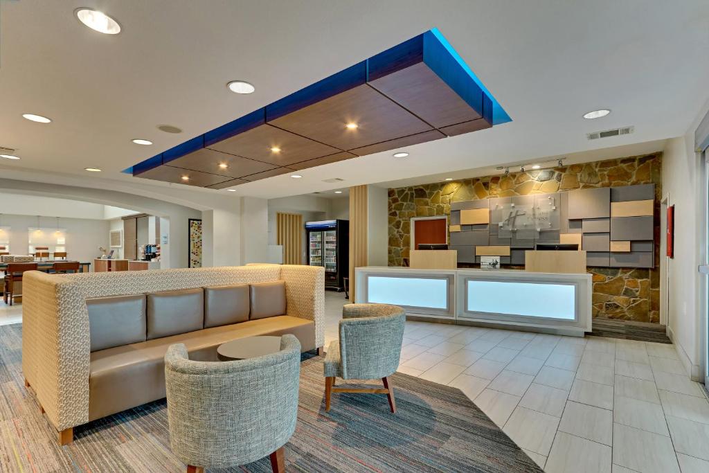 Ο χώρος του λόμπι ή της ρεσεψιόν στο Holiday Inn Express Hotel and Suites Weatherford, an IHG Hotel