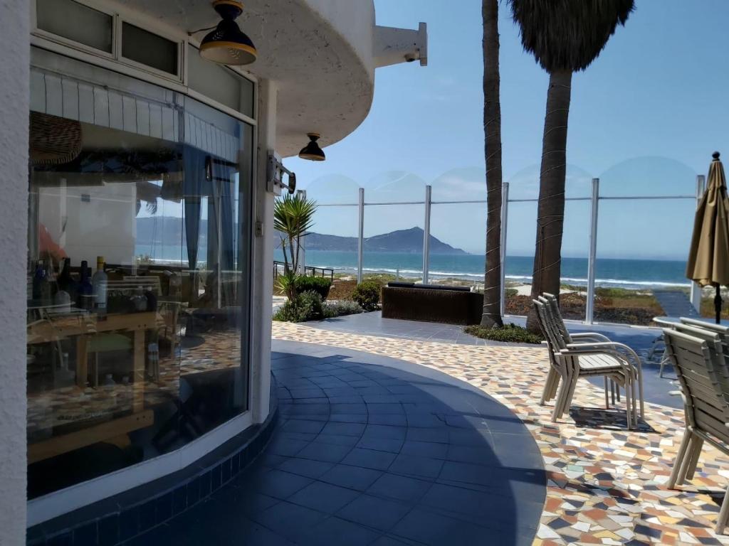 een restaurant met uitzicht op de oceaan bij CASA DE PLAYA EN ENSENADA in Ensenada