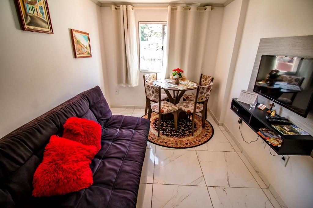 - un salon avec un canapé et une table dans l'établissement Hospedagem Stein - Apartamento 501, à Domingos Martins