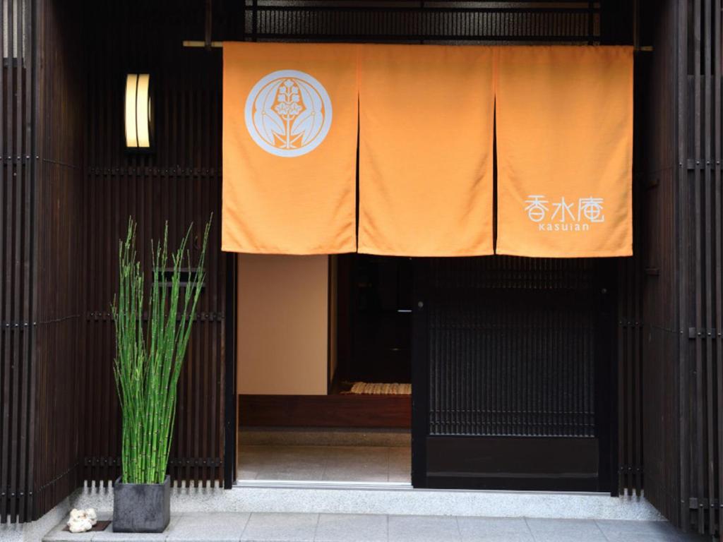 una bandera naranja en la parte delantera de un edificio en Kasuian en Kioto