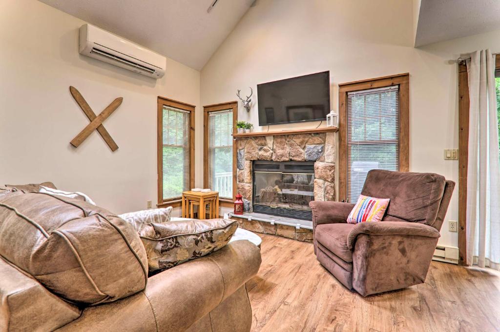 ein Wohnzimmer mit einem Sofa und einem Kamin in der Unterkunft Cozy Tannersville Cabin with Game Room and Gas Grill! in Tannersville