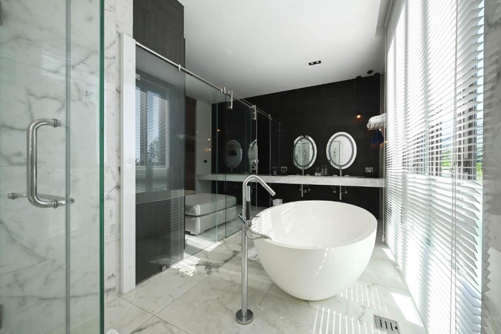 Uma casa de banho em Glam Habitat - SHA Extra Plus
