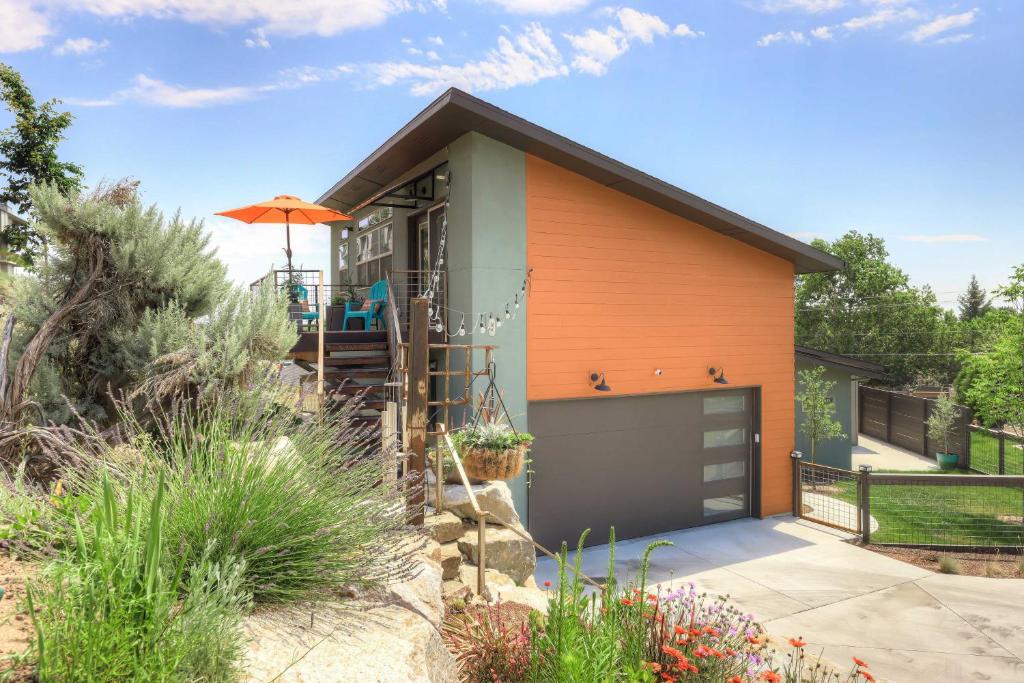 una piccola casa con un arancione e verde di Stylish and Modern Boise Studio with Foothills Views! a Boise