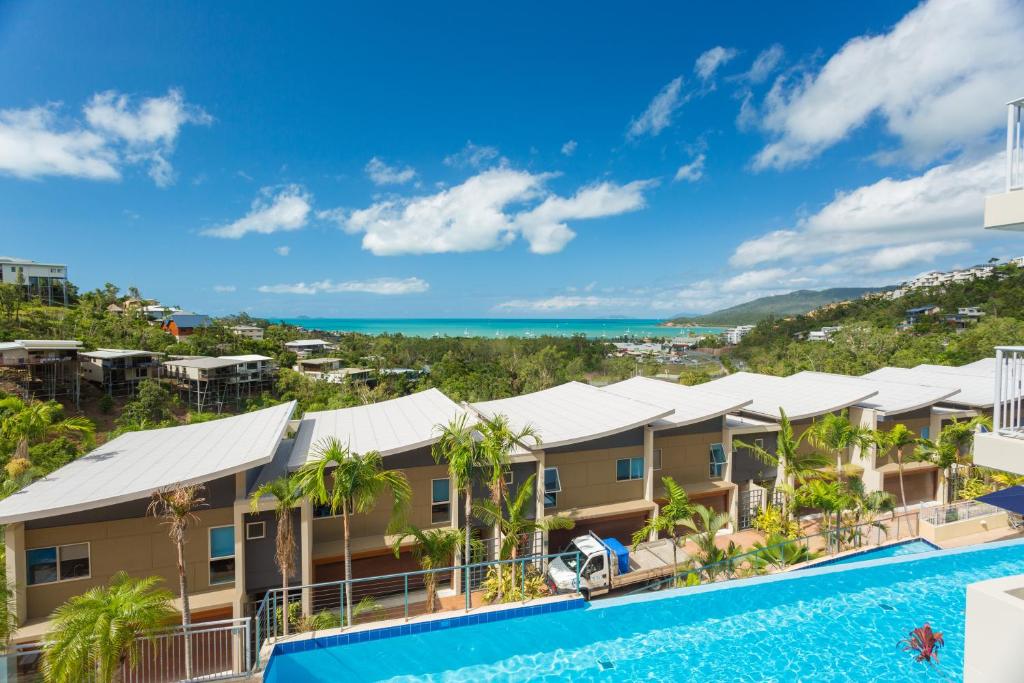 Azure Sea Whitsunday Resort في شاطئ إيرلي: اطلالة على منتجع مع مسبح