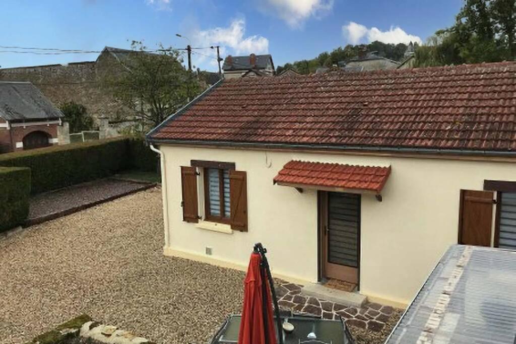 a small white house with a red roof at Le Dom’Aisne à Zabeth, lieu simple et paisible *** in Chevregny