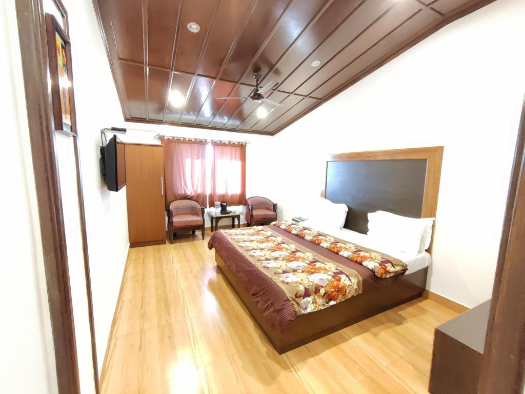 Postel nebo postele na pokoji v ubytování Hotel Himalayan Club