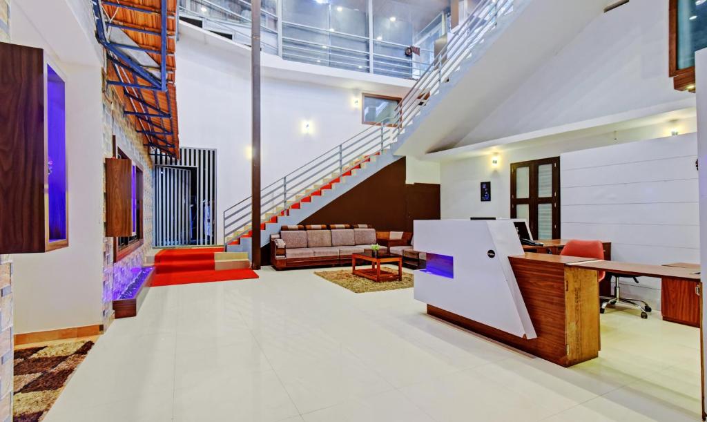TV a/nebo společenská místnost v ubytování Itsy Hotels Igloo Residency Raja Seat