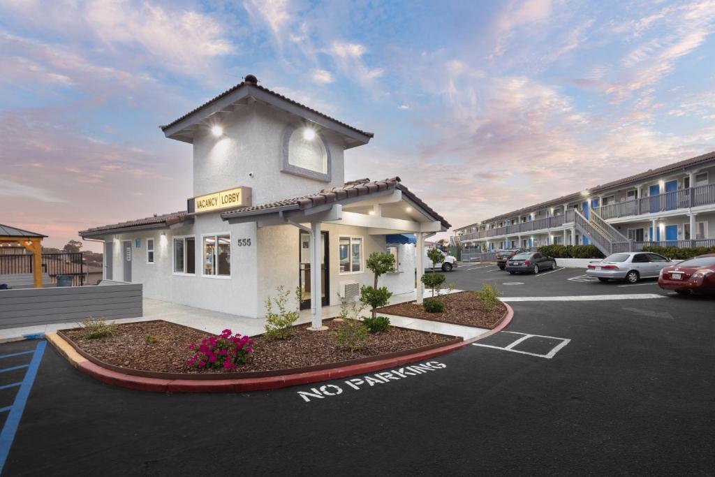 Days Inn by Wyndham Arroyo Grande Pismo Beach photo