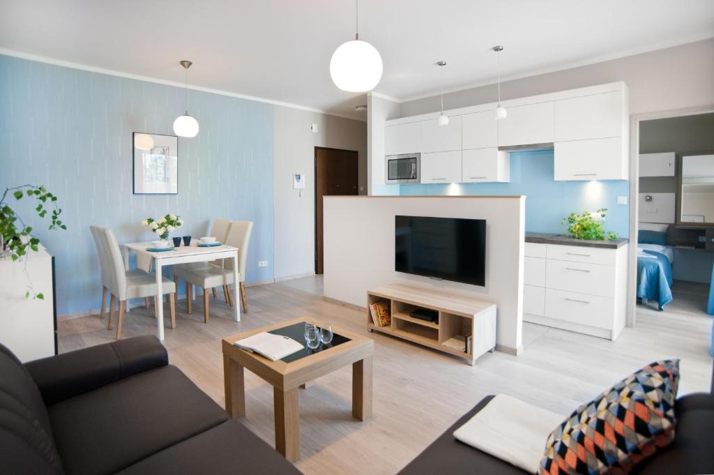 sala de estar con sofá y mesa con TV en Apartament Luxon 2, en Kielce