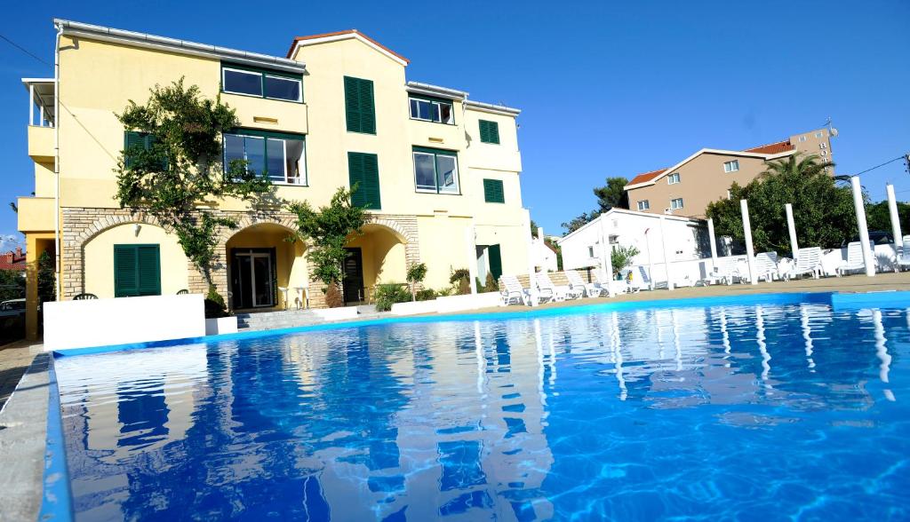 una piscina frente a un edificio en Villa Ani, en Novalja