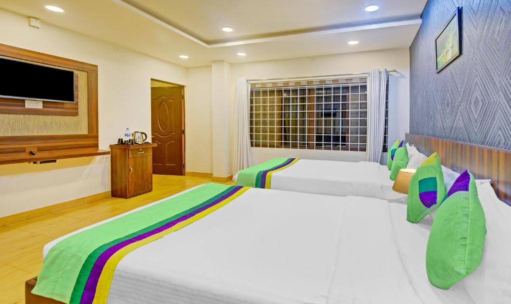 TV a/nebo společenská místnost v ubytování Itsy Hotels Igloo Residency Raja Seat