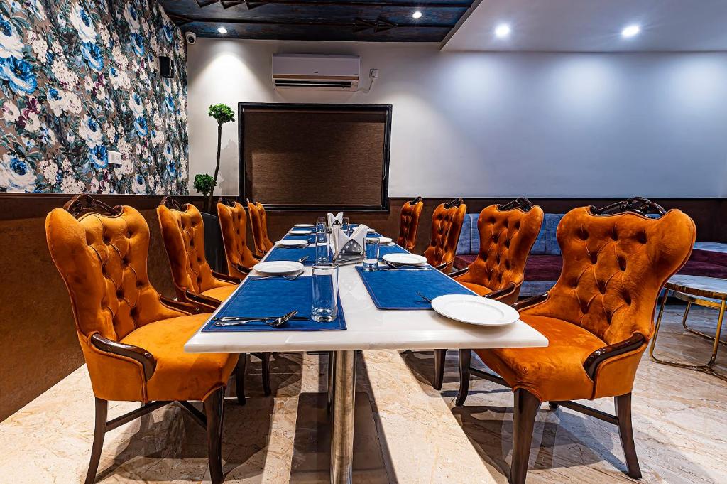 Posezení v ubytování Regenta Inn Sambalpur, Farm Road