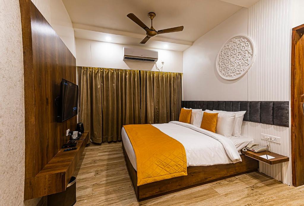 Postel nebo postele na pokoji v ubytování Regenta Inn Sambalpur, Farm Road
