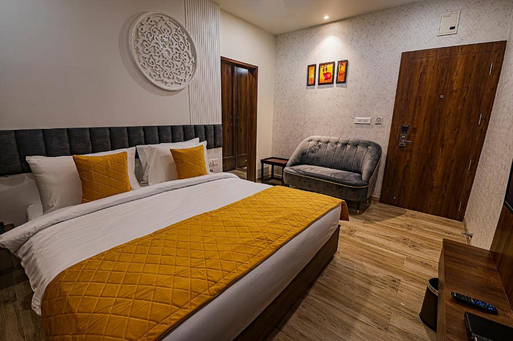 Postel nebo postele na pokoji v ubytování Regenta Inn Sambalpur, Farm Road