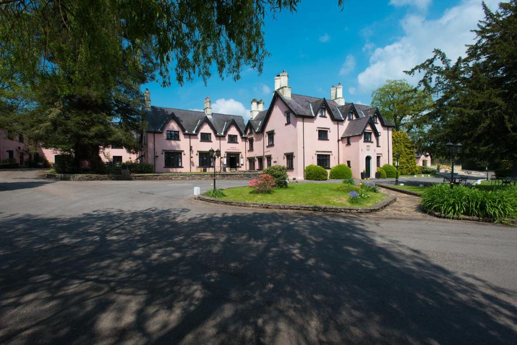 阿斯克Cwrt Bleddyn Hotel & Spa的一栋有宽阔车道的白色大房子