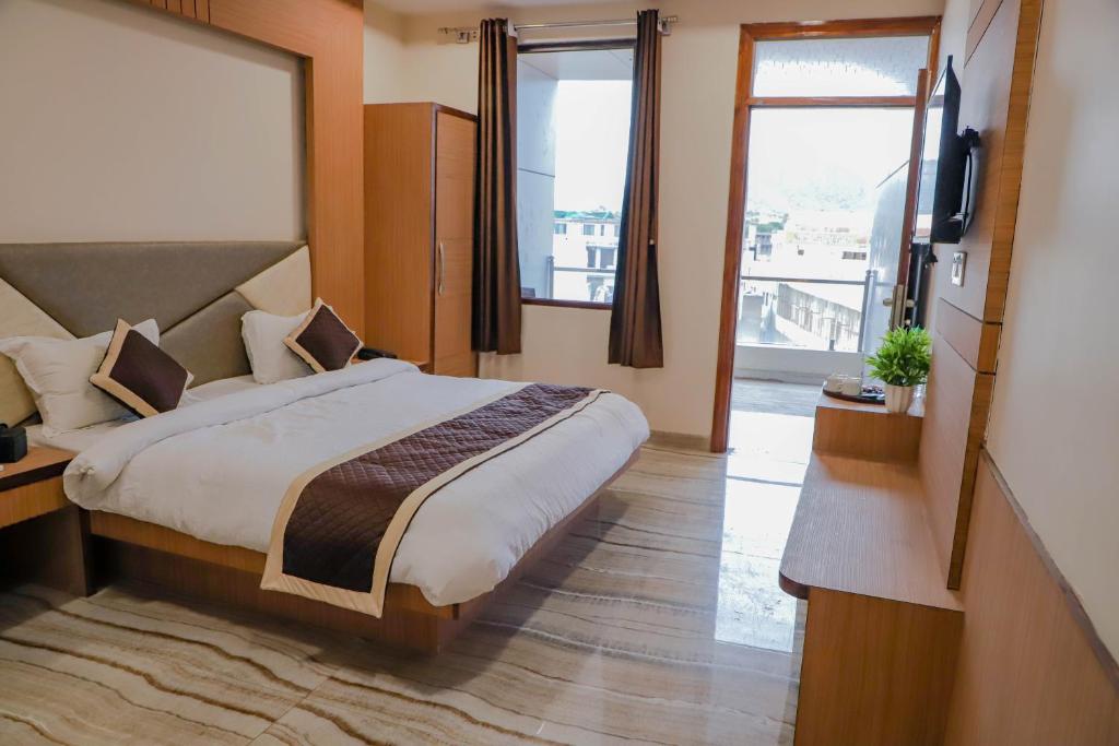 Postel nebo postele na pokoji v ubytování Komal Inn
