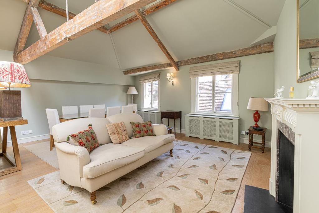 uma sala de estar com um sofá branco e uma lareira em Striking flat near Buckingham Palace em Londres