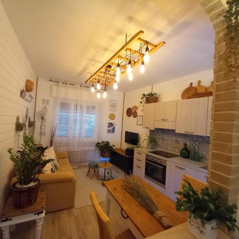 kuchnia i salon z kanapą i stołem w obiekcie Casa Fiorita 22 Porto Ceresio w mieście Porto Ceresio