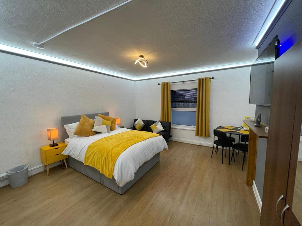1 dormitorio con cama, escritorio y cocina en Balco City Living en Nottingham