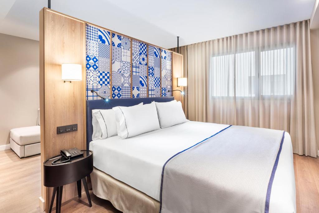 Cama o camas de una habitación en Eurostars Guadalquivir
