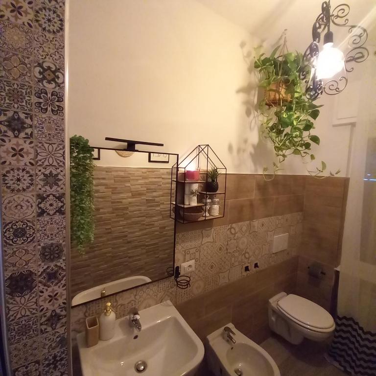 łazienka z umywalką i toaletą w obiekcie Casa Fiorita 22 Porto Ceresio w mieście Porto Ceresio