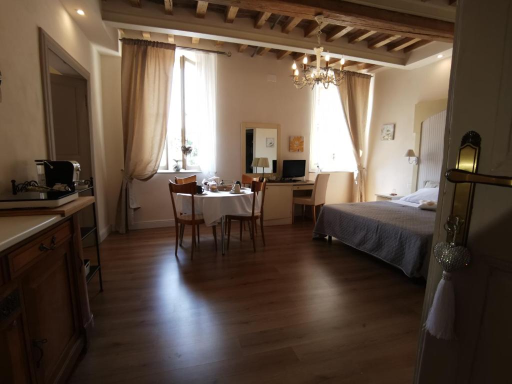 Postel nebo postele na pokoji v ubytování AriediParma - Rooms&apartments
