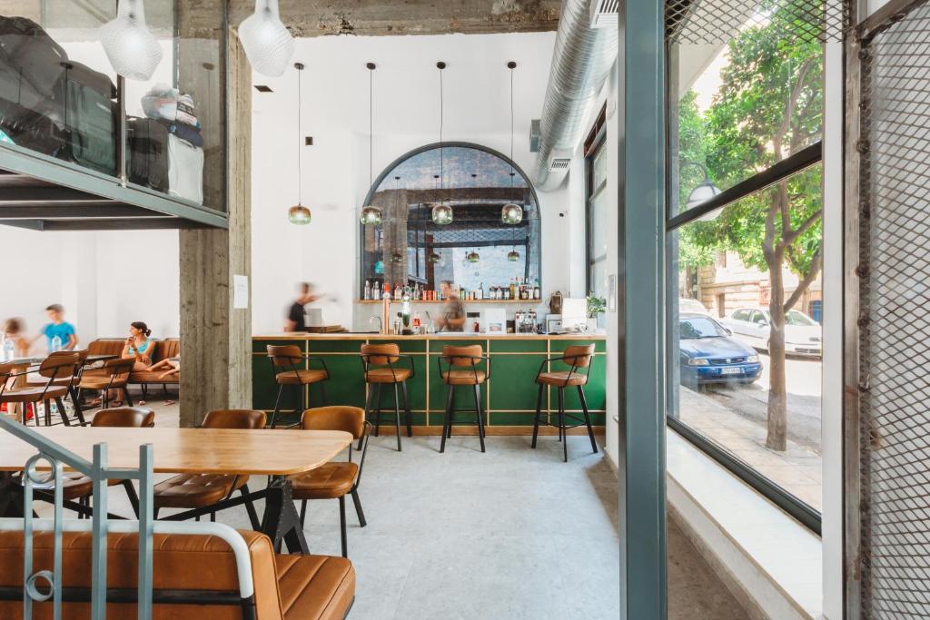 vista para um restaurante com mesas e um bar em Athens Backpackers em Atenas