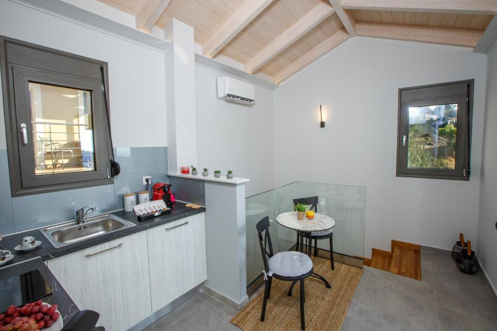 Kuchyňa alebo kuchynka v ubytovaní Théa boutique villas sivota II