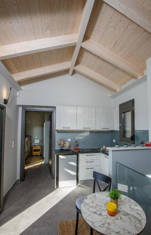 Kuchyňa alebo kuchynka v ubytovaní Théa boutique villas sivota II