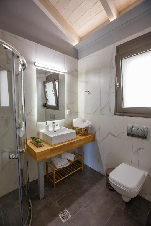 Kúpeľňa v ubytovaní Théa boutique villas sivota II