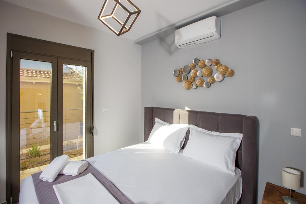 Posteľ alebo postele v izbe v ubytovaní Théa boutique villas sivota II