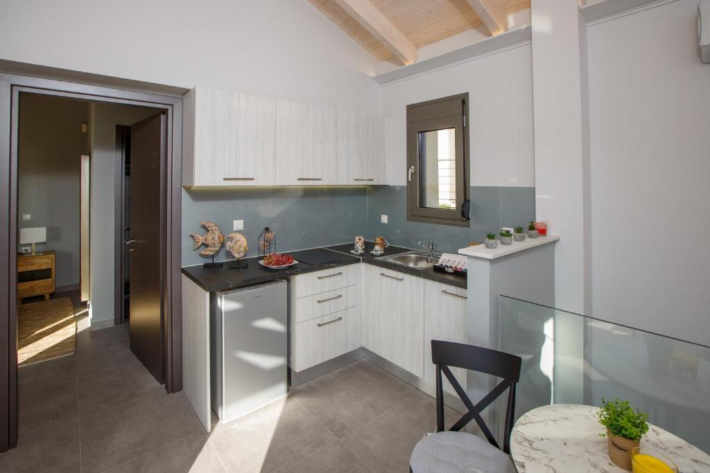 Kuchyňa alebo kuchynka v ubytovaní Théa boutique villas sivota II