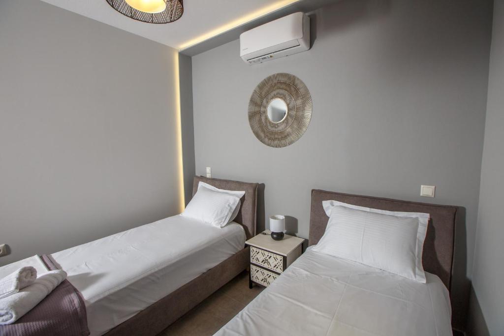 Posteľ alebo postele v izbe v ubytovaní Théa boutique villas sivota II
