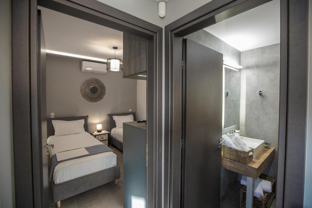 Posteľ alebo postele v izbe v ubytovaní Théa boutique villas sivota II