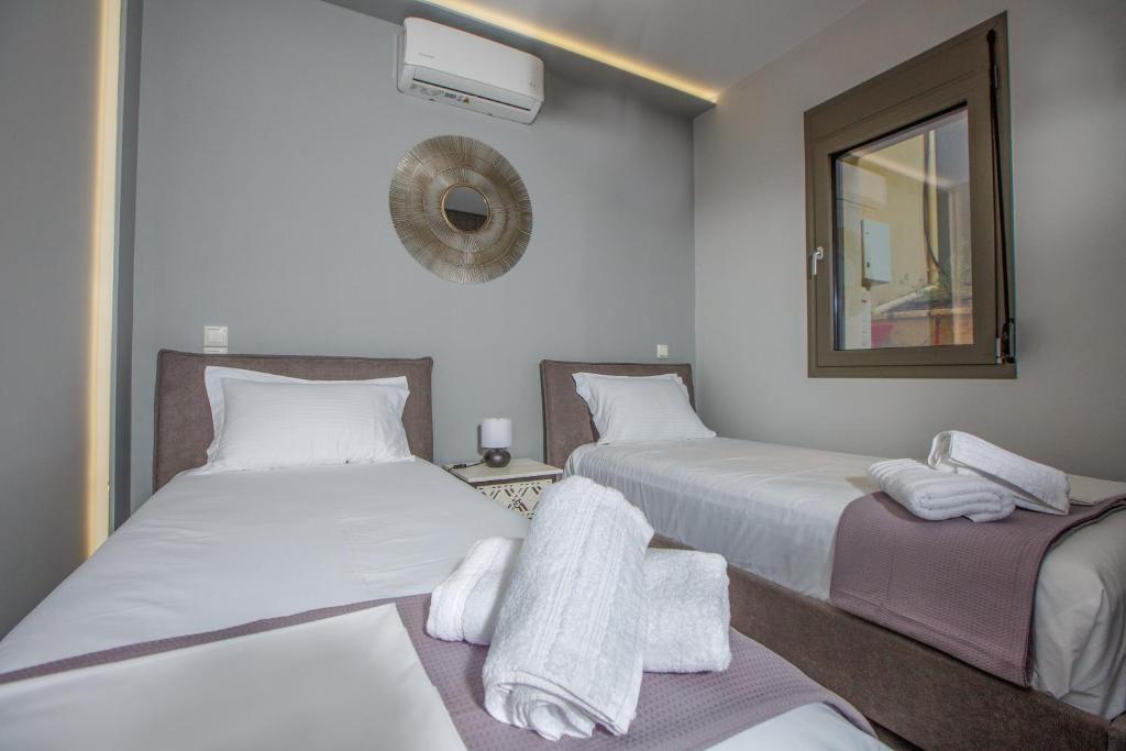 Posteľ alebo postele v izbe v ubytovaní Théa boutique villas sivota II