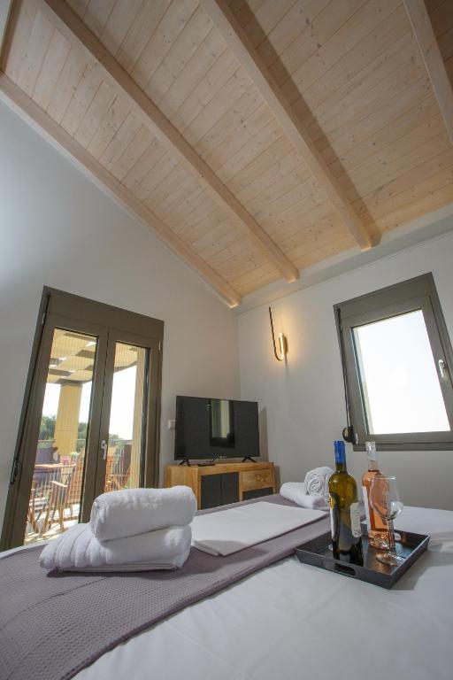 Televízia a/alebo spoločenská miestnosť v ubytovaní Théa boutique villas sivota II