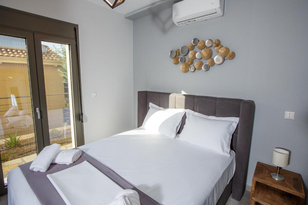 Posteľ alebo postele v izbe v ubytovaní Théa boutique villas sivota II