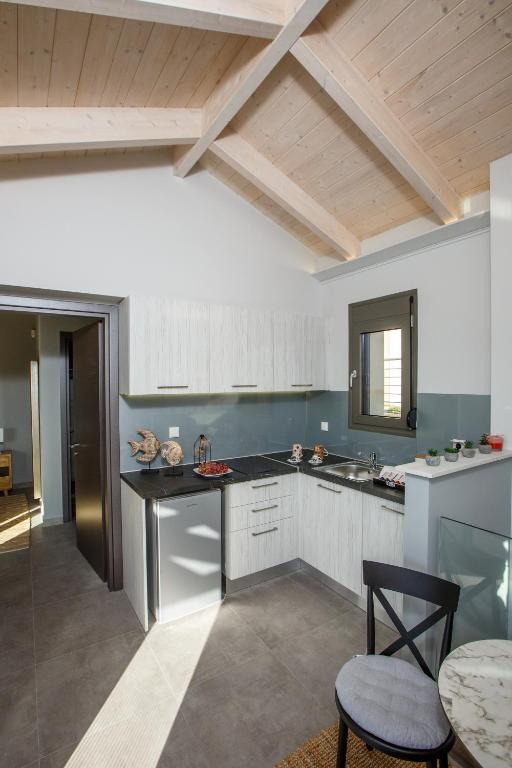 Kuchyňa alebo kuchynka v ubytovaní Théa boutique villas sivota II