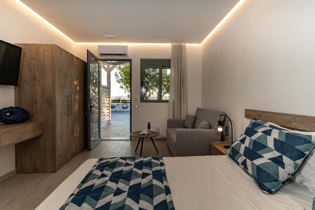 1 dormitorio con 1 cama y sala de estar en POUNEDES LUXURY SUITES en Pefki Rhodes