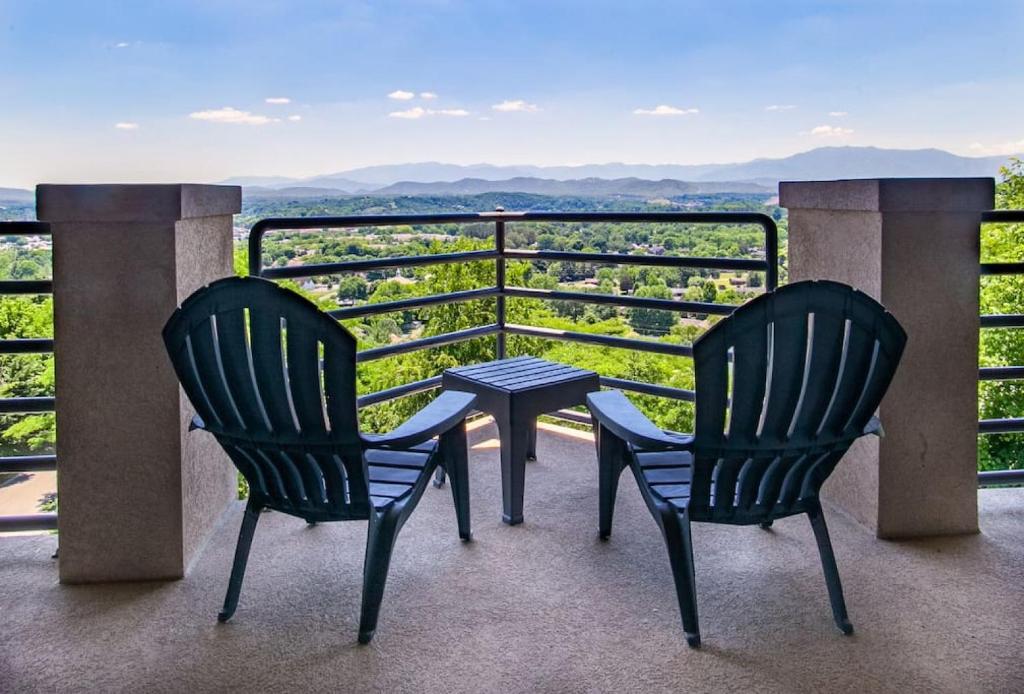 2 Stühle und ein Tisch auf einem Balkon mit Aussicht in der Unterkunft Marys Dream with Mountain Views and Community Pool in Sevierville