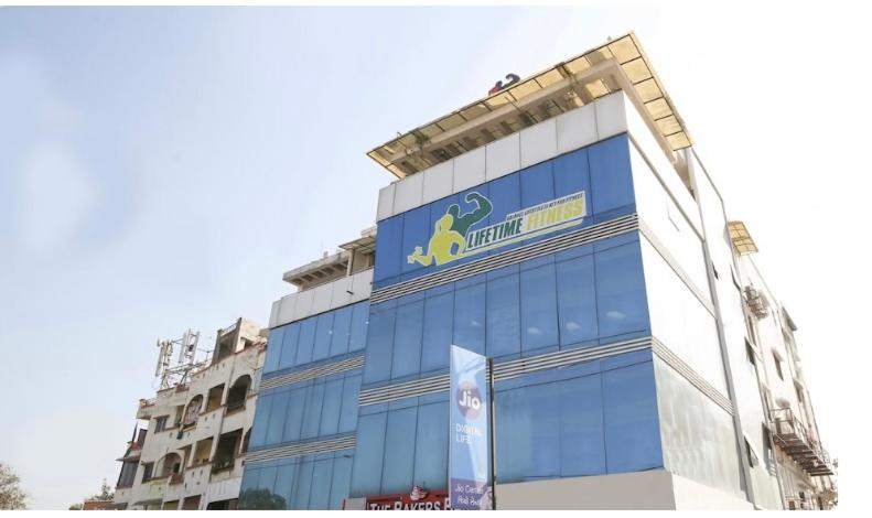 um edifício com um sinal na lateral em Hotel New Shiv Kunj em Vadodara