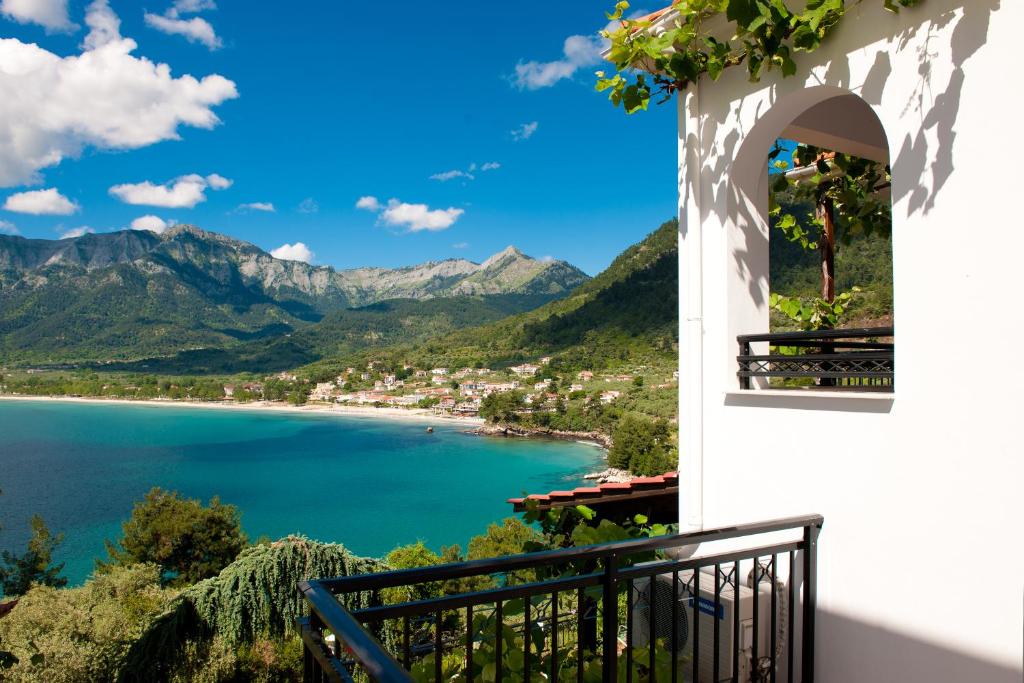赫里西安蒙達的住宿－Island View Villa，享有湖泊和山脉美景的阳台。