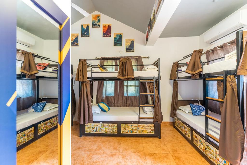 Palanda nebo palandy na pokoji v ubytování U.R.D.Ki Hostel