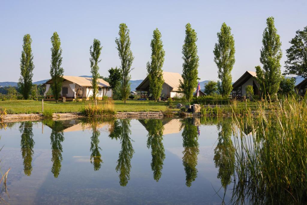Příroda nedaleko luxury tent