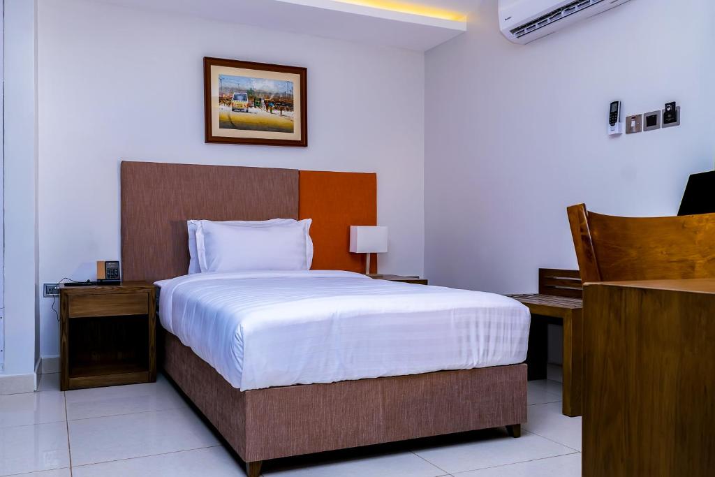 Postel nebo postele na pokoji v ubytování Canary Hotel Kampala