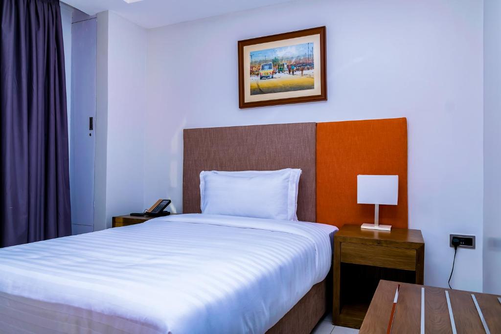 Postel nebo postele na pokoji v ubytování Canary Hotel Kampala