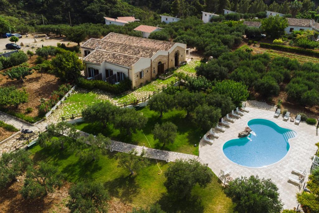 una vista aérea de una casa con piscina en Casale La Macina - Hotel, Scopello, en Scopello