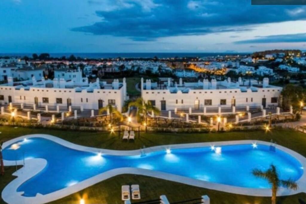 Bazén v ubytování Sunset Resina Golf - 2 Bedrooms Apartment with Sea view - Estepona nebo v jeho okolí