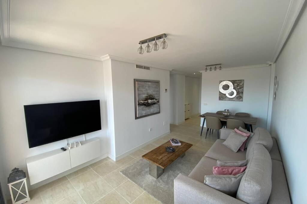 TV a/nebo společenská místnost v ubytování Sunset Resina Golf - 2 Bedrooms Apartment with Sea view - Estepona