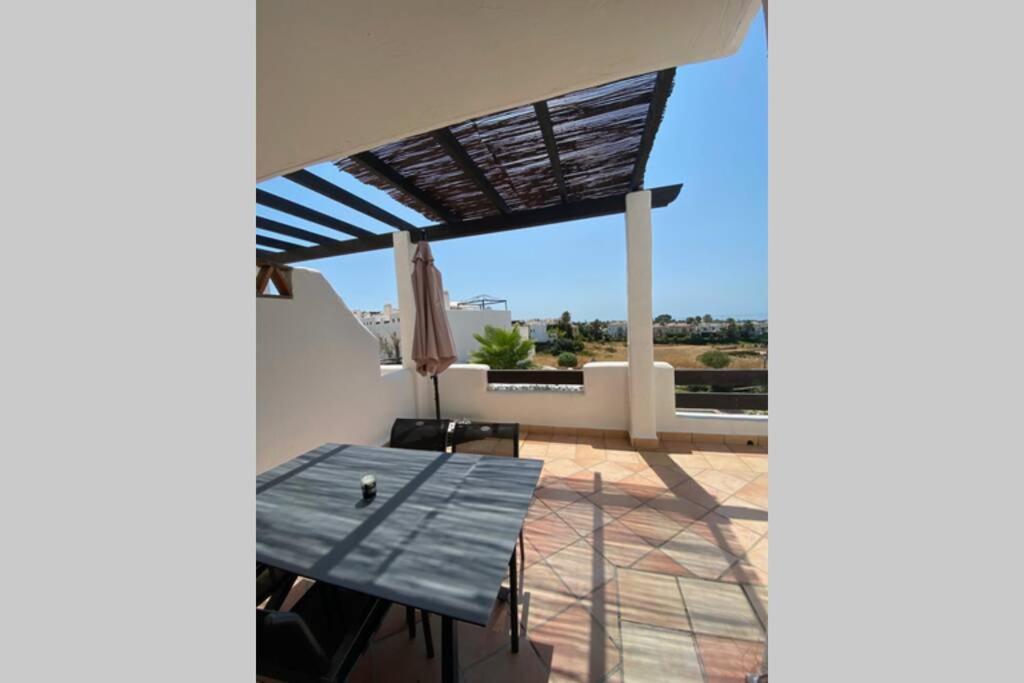 Balkón nebo terasa v ubytování Sunset Resina Golf - 2 Bedrooms Apartment with Sea view - Estepona